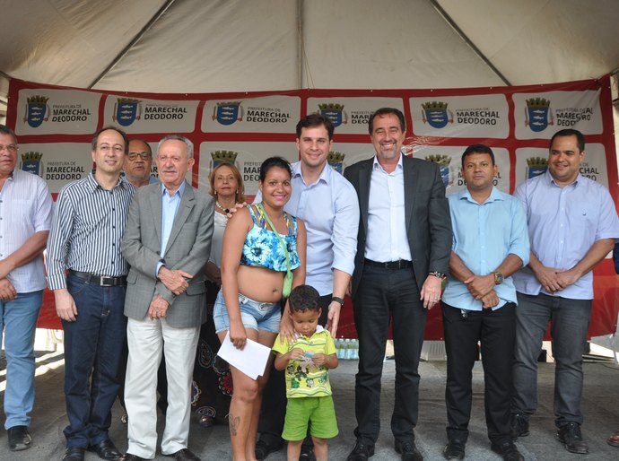 Cacau entrega casas do conjunto Eric Ferraz a famílias desabrigadas