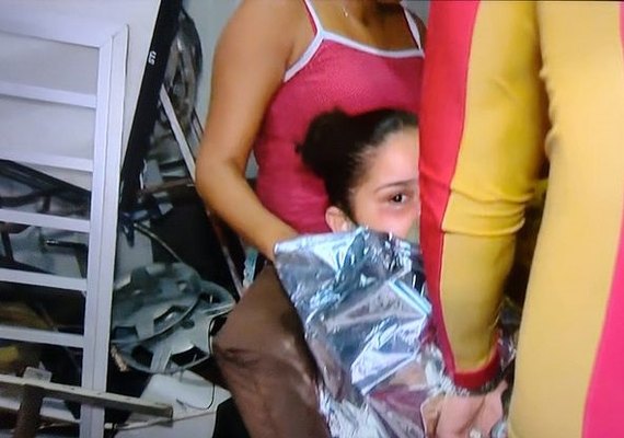 Garota é resgata com vida após cair em bueiro