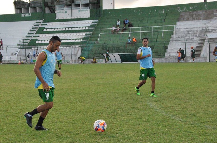 Com Felipe Sertânia já regularizado, Coruripe enfrenta o Miguelense