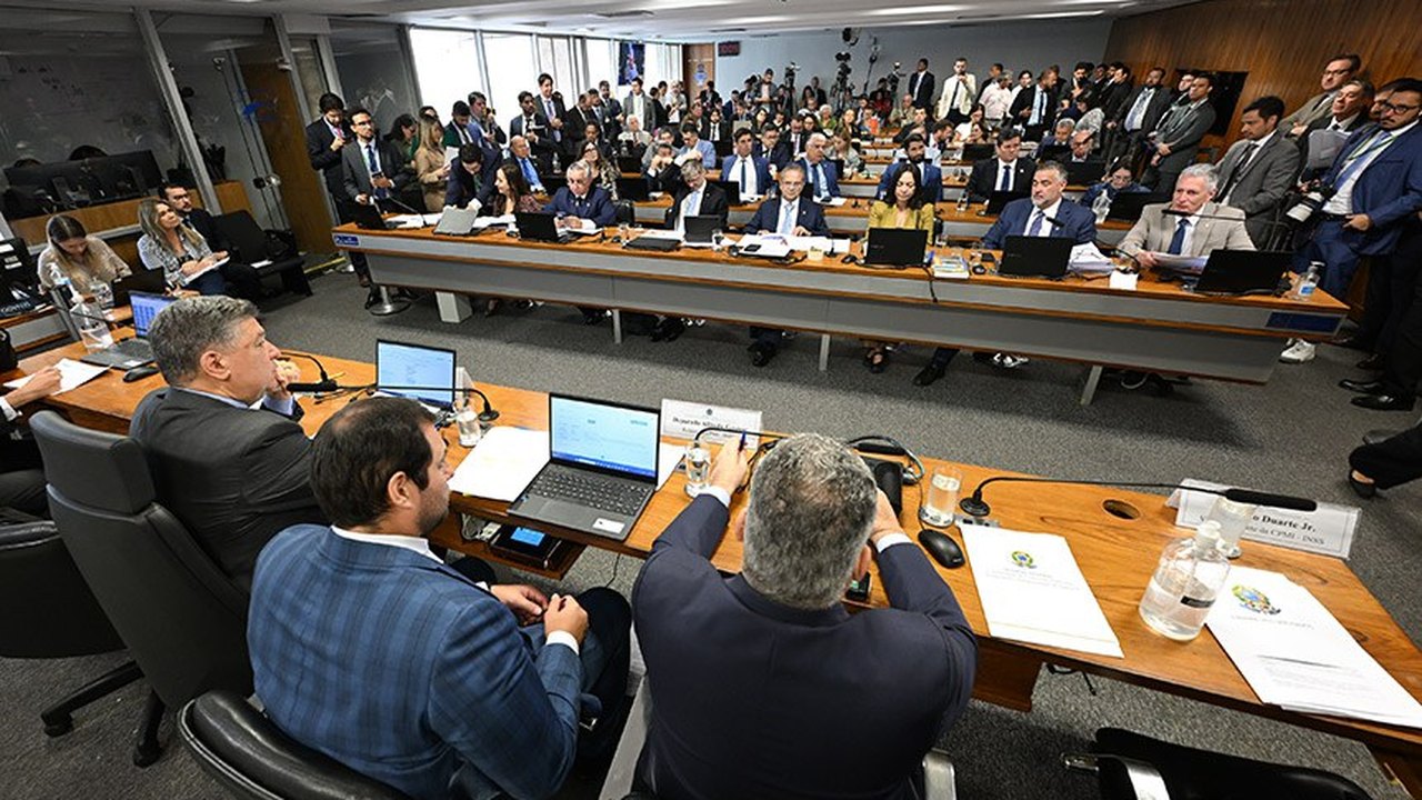 Relator da CPI do INSS pede para depoente ligar para piloto de avião e toma depoimento por telefone para 'evitar convocação'