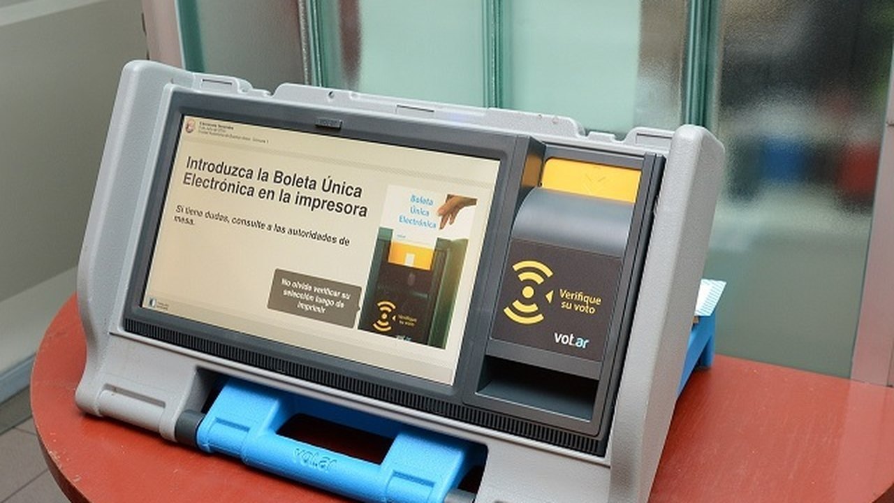 Problemas em urnas eletrônicas na capital marcam prévias da Argentina