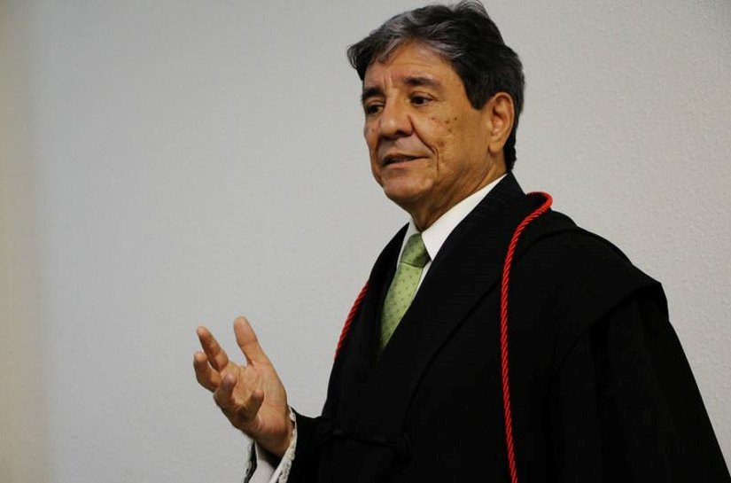 Promotor Eládio Estrela é homenageado por sua atuação firme em Penedo
