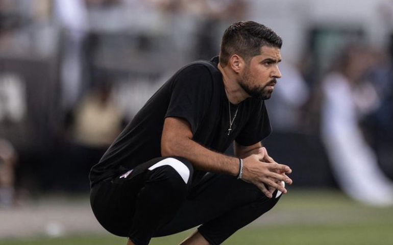 António Oliveira reclama de eficácia do Corinthians e cobra reação: 'Quem não mata, morre'