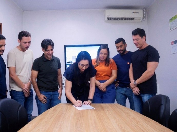 Prefeita Pauline Pereira assina ordem de serviços para construção de nova creche no Olival Tenório