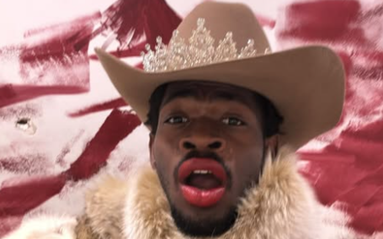 Lil Nas X é detido em Los Angeles e hospitalizado por possível overdose, diz site