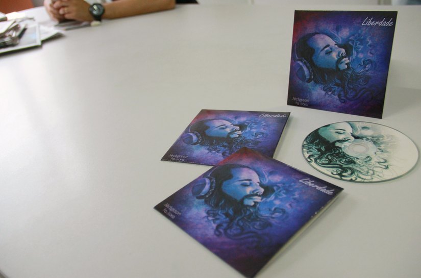 Cantor arapiraquense lança seu primeiro álbum “Liberdade”