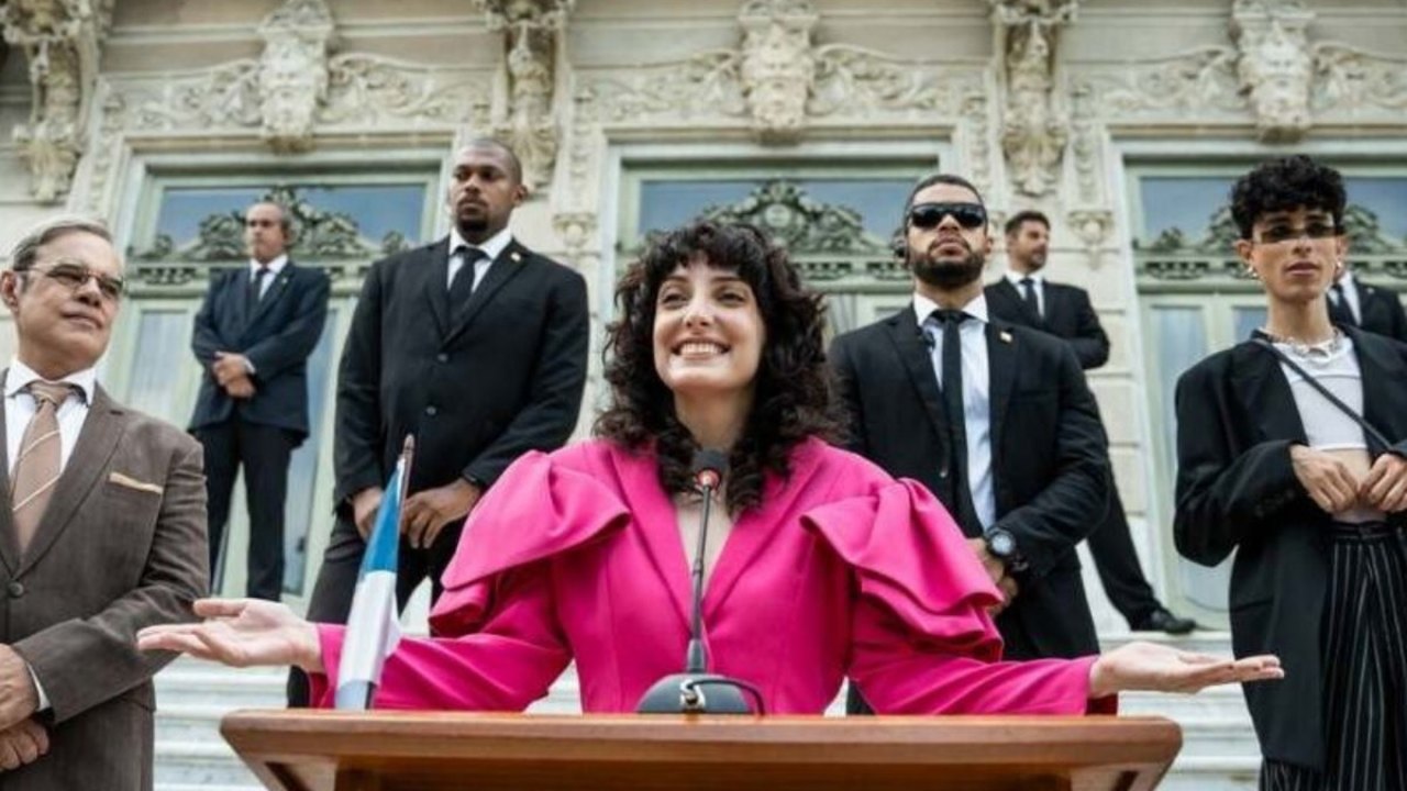 ‘Eleita’ é uma comédia que traz realidade política do nosso tempo
