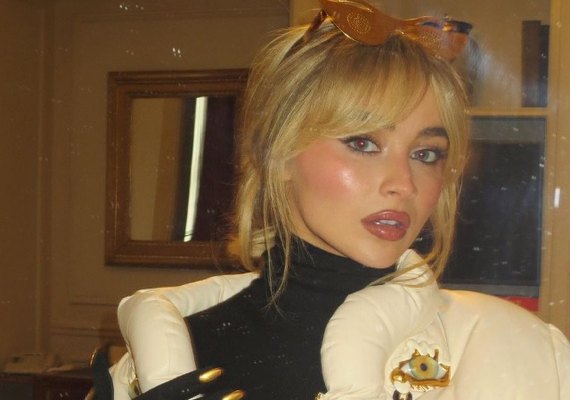 Padre é afastado por autorizar gravações de clipe de Sabrina Carpenter em igreja