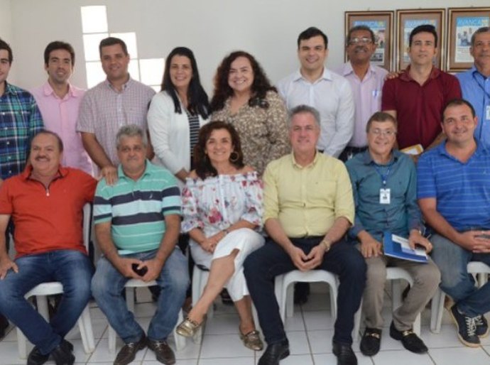 Prefeito reúne secretários de Coruripe em entrevista para programa de rádio