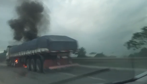 Carreta pega fogo na BR 101 em Itabaiana