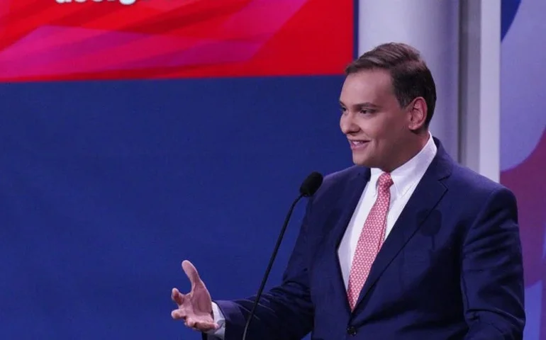 Ex-deputado americano George Santos retorna como drag queen Kitara Ravache após 18 anos