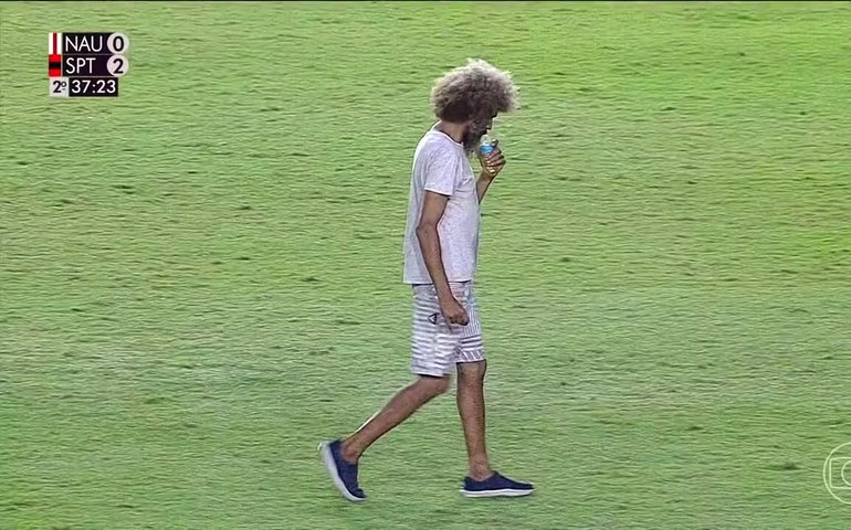 Homem que invadiu Náutico x Sport vira celebridade e é tietado no dia seguinte à final do Pernambucano; saiba quem é ele