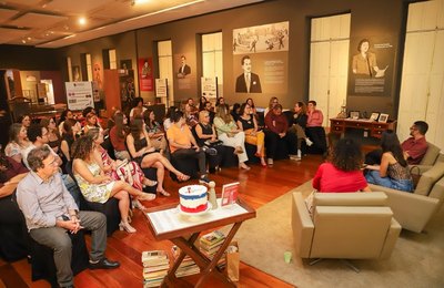 Clube do Livro 'Direito e Literatura' celebra sete anos com encontro especial ao lado de Aline Bei