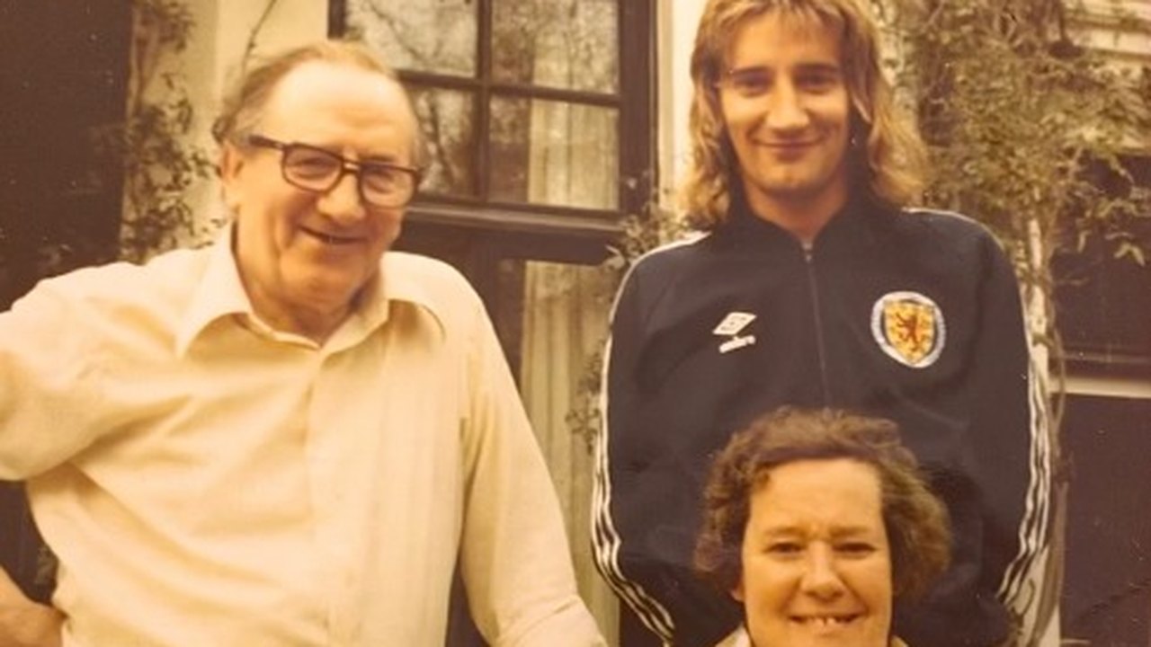 Com casaco da Escócia, Rod Stewart homenageia o pai antes de jogo contra o Brasil