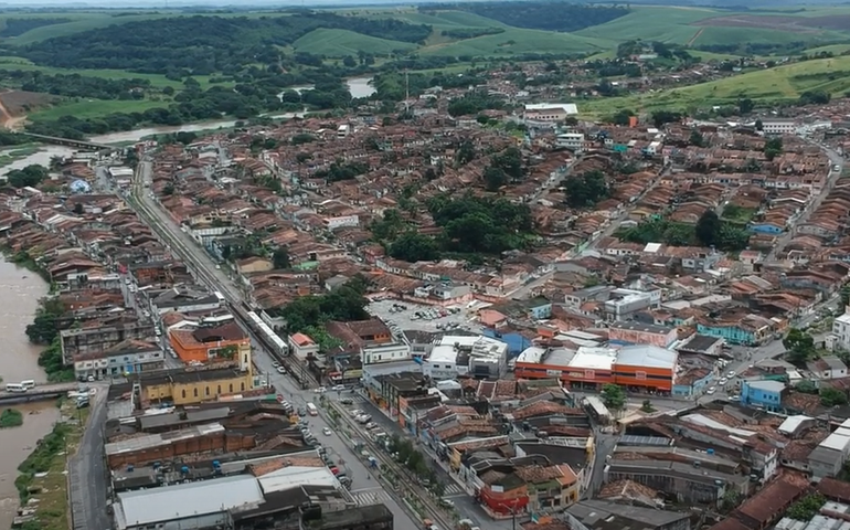 Mulher é sequestrada de casa e assassinada em área de vegetação de Rio Largo