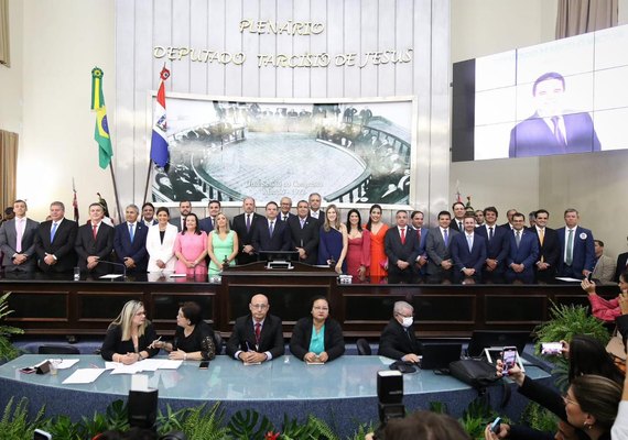 Parlamentares tomam posse com marca histórica de seis deputadas
