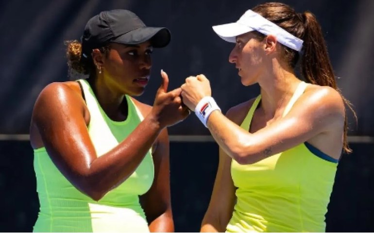 Luisa Stefani vai à final nas duplas em Adelaide; Bia Haddad cai em simples