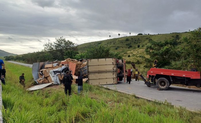 Acidente aconteceu em Flexeiras e deixou motorista do caminhão ferido