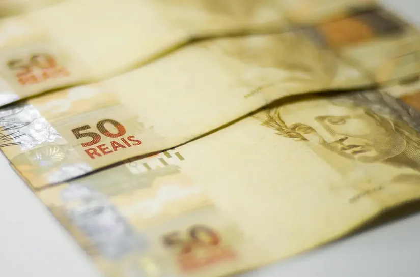 Arrecadação federal no ano supera 2024, apesar da queda em agosto