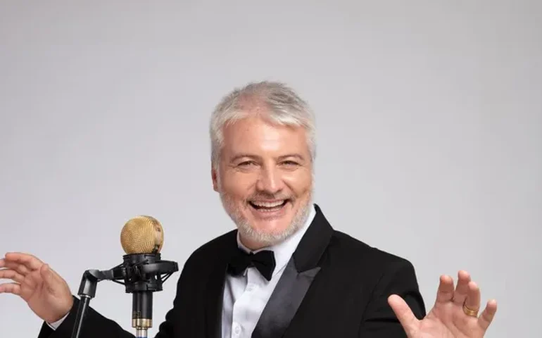 Diretor da Globo se transforma em Frank Sinatra em espetáculo no Rio