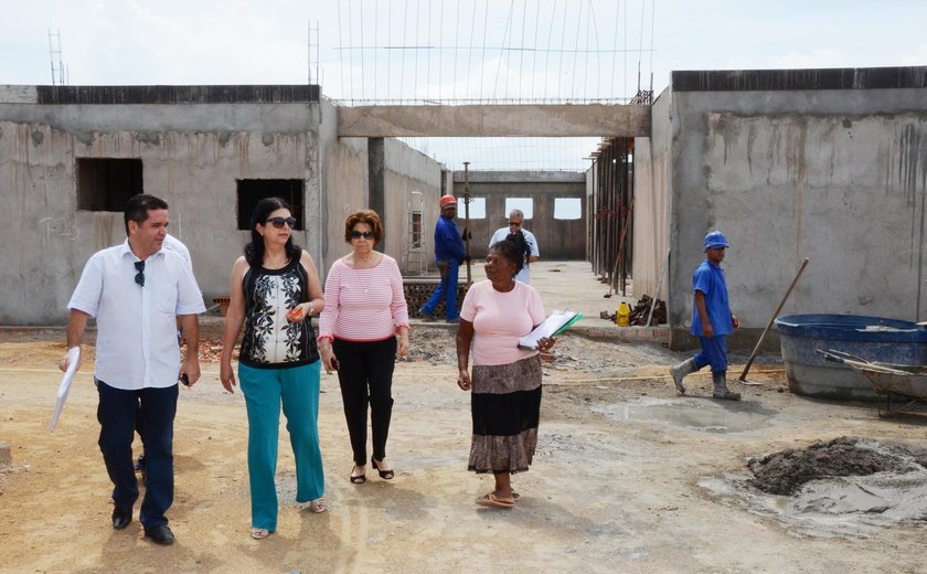 Secretária de Estado da Saúde vistoria em Branquinha obra inacabada do Programa da Reconstrução