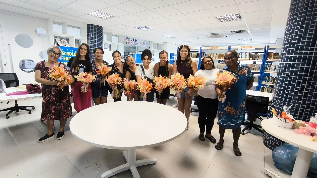 Compaz Eduardo Campos recebe minicurso gratuito de arte floral para mulheres cis, trans e travestis