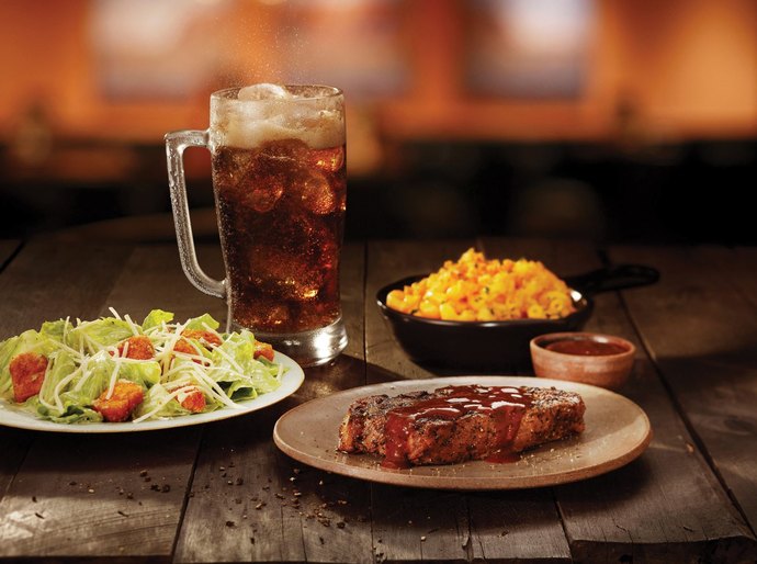 Outback, Coca-Cola e Bassi presenteiam clientes com brinde exclusivo