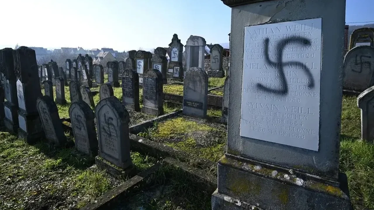Mais de 40 sepulturas judaicas são vandalizadas com símbolo nazista na Alemanha