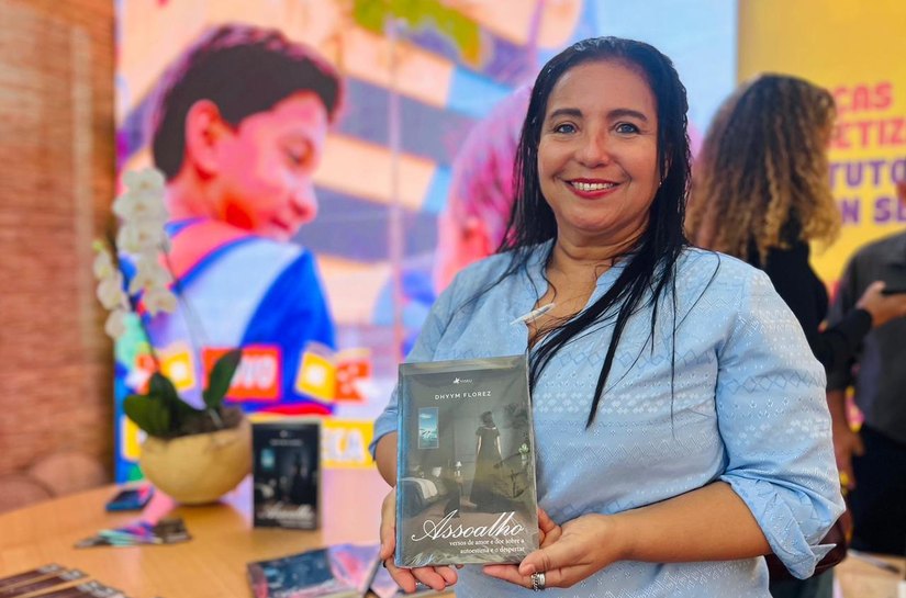 Professora da rede municipal descobre caminho para vencer a depressão com a escrita