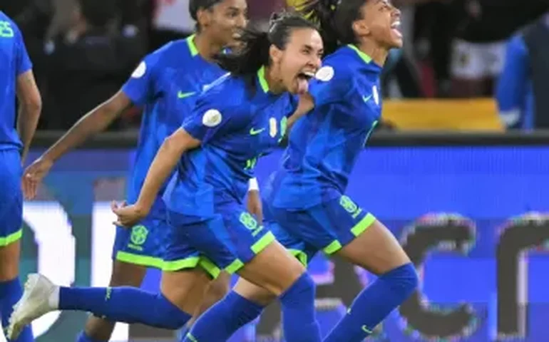 Marta temeu perda de título ao errar pênalti: 'Pedi a Deus que não me castigasse tanto'