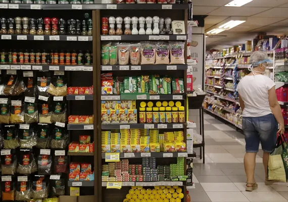 Alimentação e bebidas caem 0,44% em agosto, impacto de -0,09 p.p. no IPCA, afirma IBGE