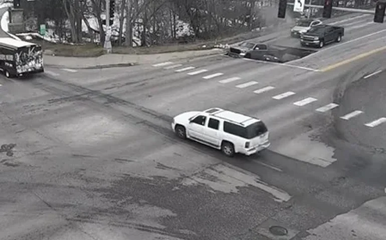 Câmera de trânsito flagra momento em que carros desabam em cratera.
