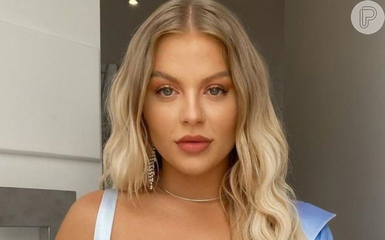 Luísa Sonza faz apresentação surpresa na avenida Paulista