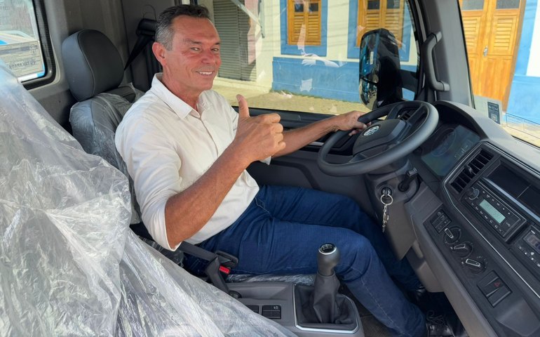 Prefeito de Anadia entrega novas obras à população