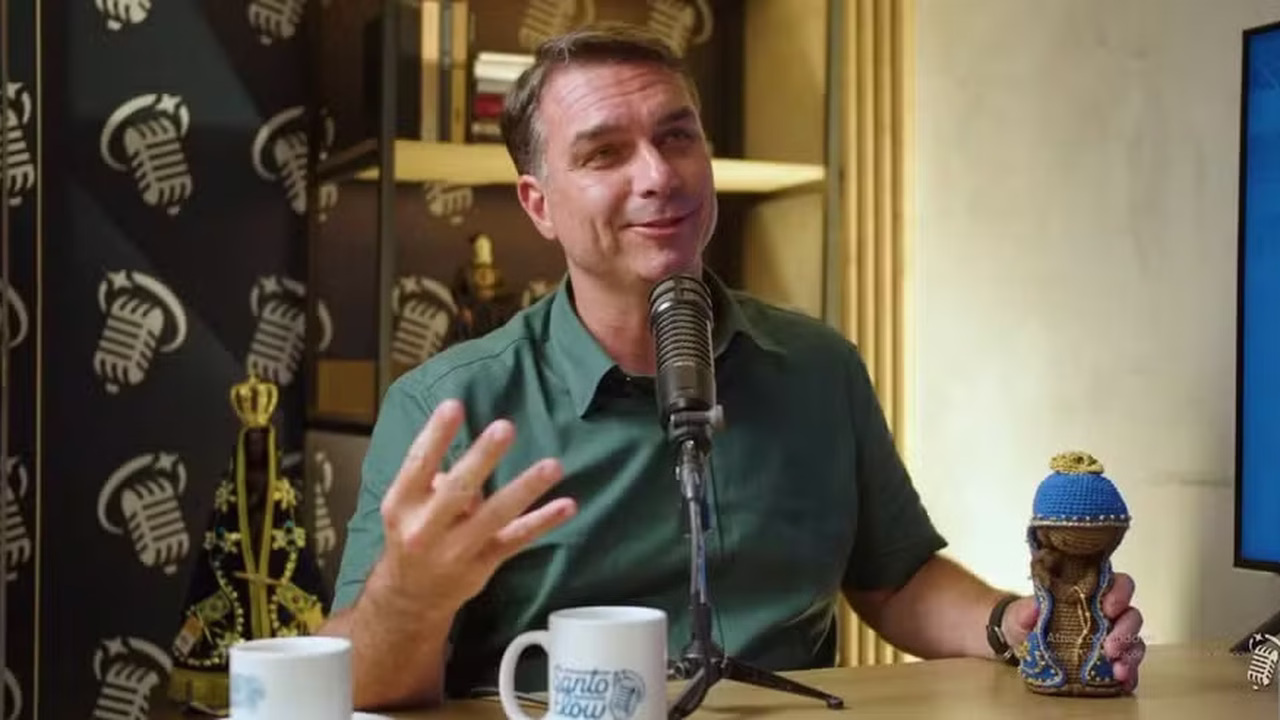 Flávio Bolsonaro leva Nossa Senhora de crochê a podcast católico e defende isenção a igrejas
