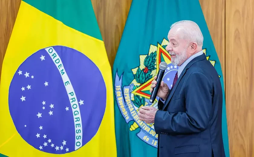 Lula usa gravata em homenagem ao cachorro 'Joca' e cobra providências da Anac e da Gol