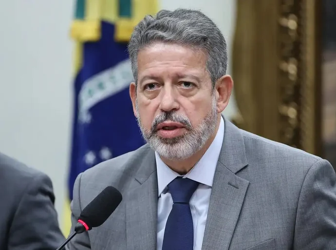 Arthur Lira amplia redução parcial de IR para quem ganha até R$ 7.350