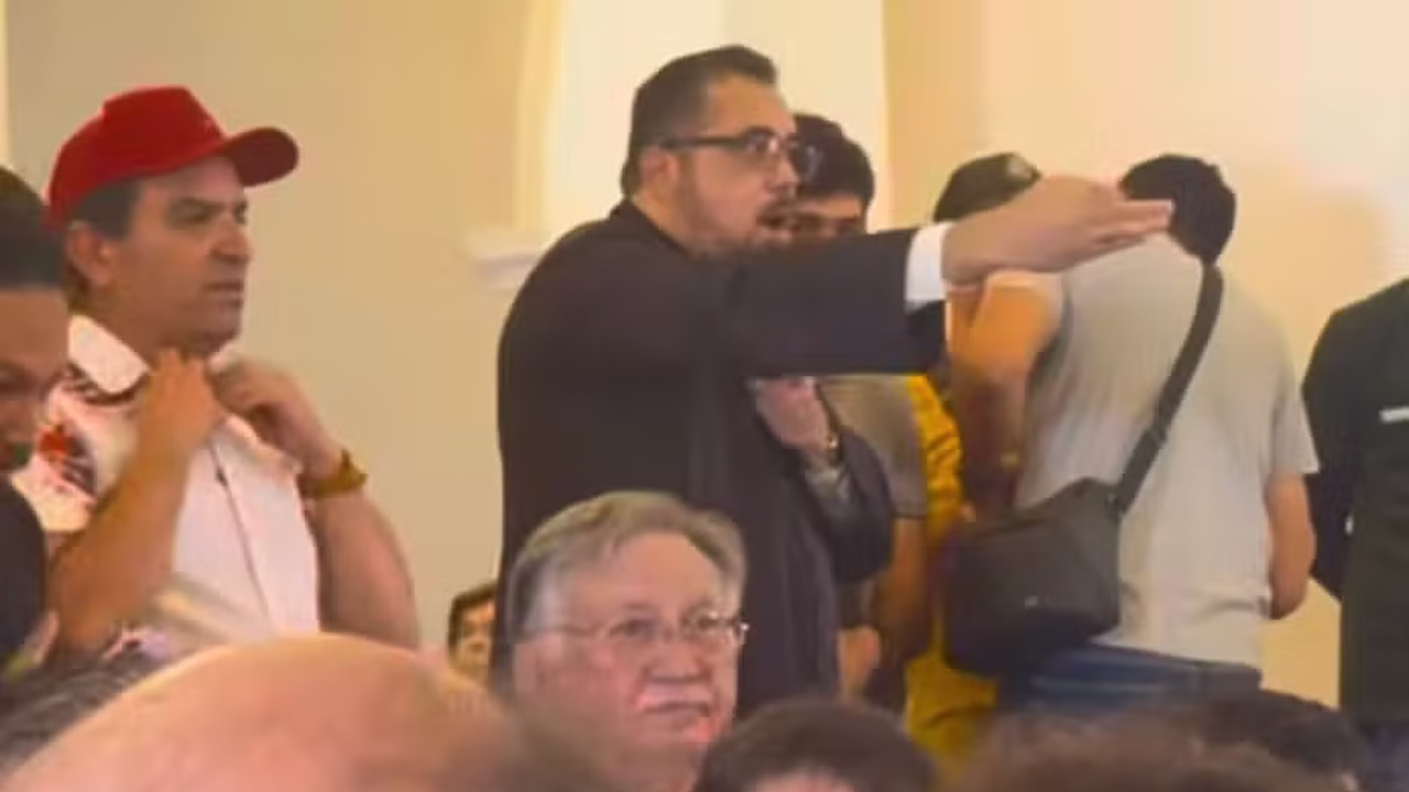 Diácono repreende fiéis por manifestações políticas em missa com Ciro Gomes e Elmano