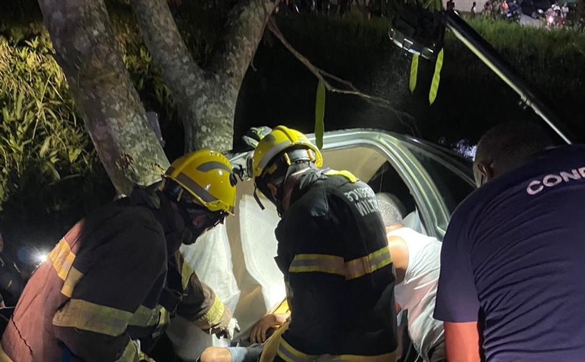 VÍDEO: Colisão com árvore deixa dois feridos em Pilar