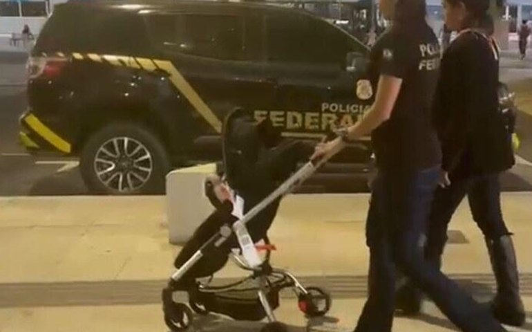 Bebê brasileiro vítima de tráfico humano é repatriado quase 1 ano e meio após sequestro