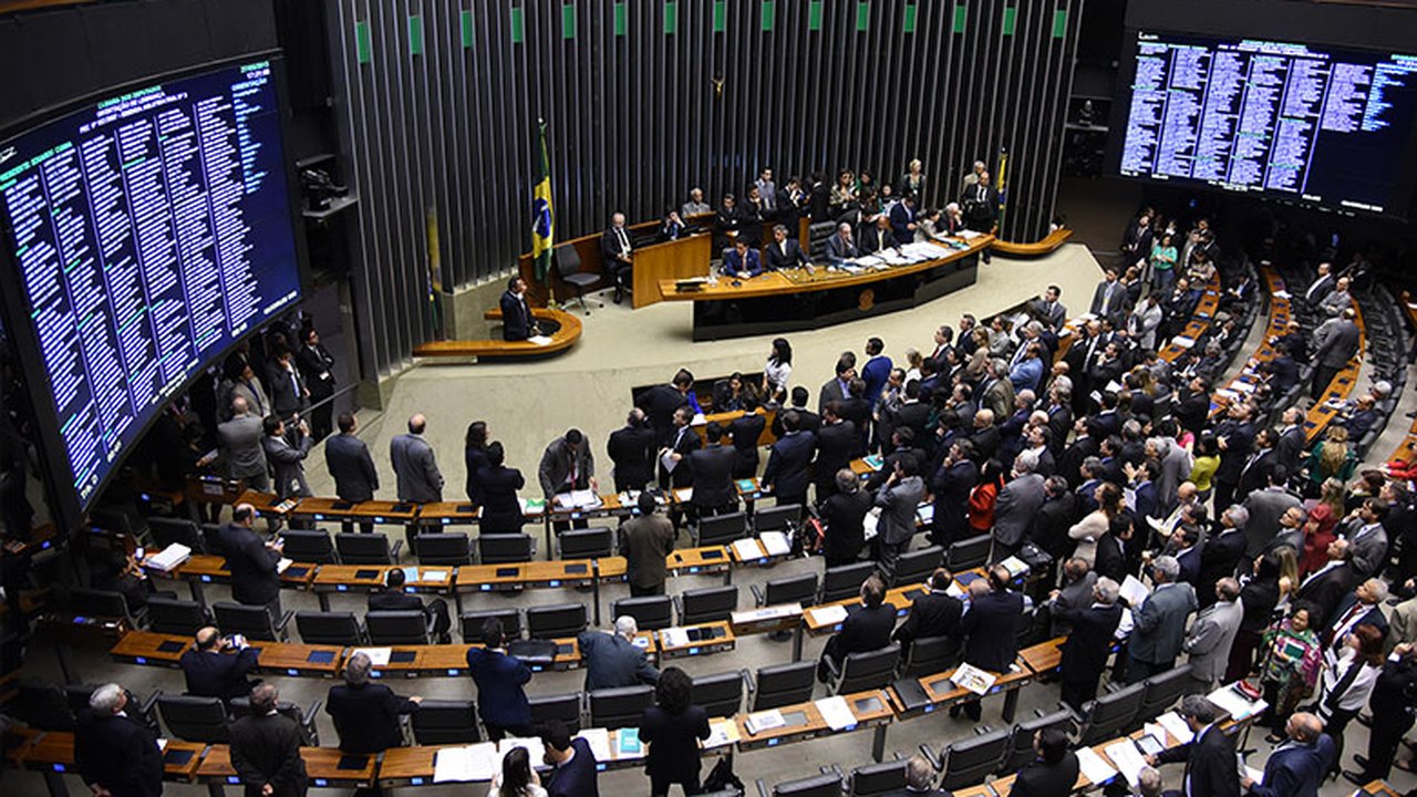 Deputados voltam do recesso e retomam discussão sobre reforma política