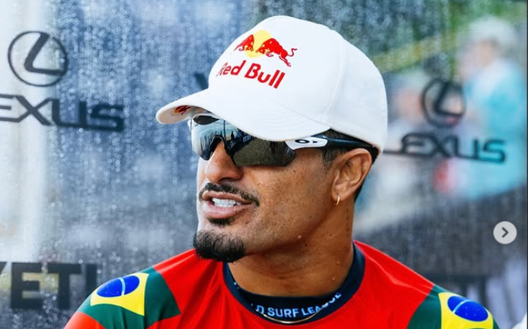 Ítalo Ferreira é campeão na piscina de ondas de Abu Dabi e cita Senna em comemoração