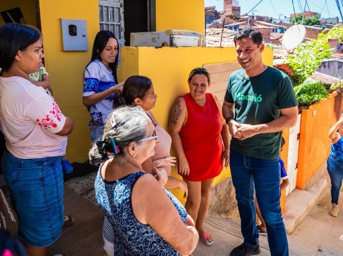 Prefeito Rodrigo Cunha vistoria obra do Beco da Baiuca e destaca transformação do Jacintinho