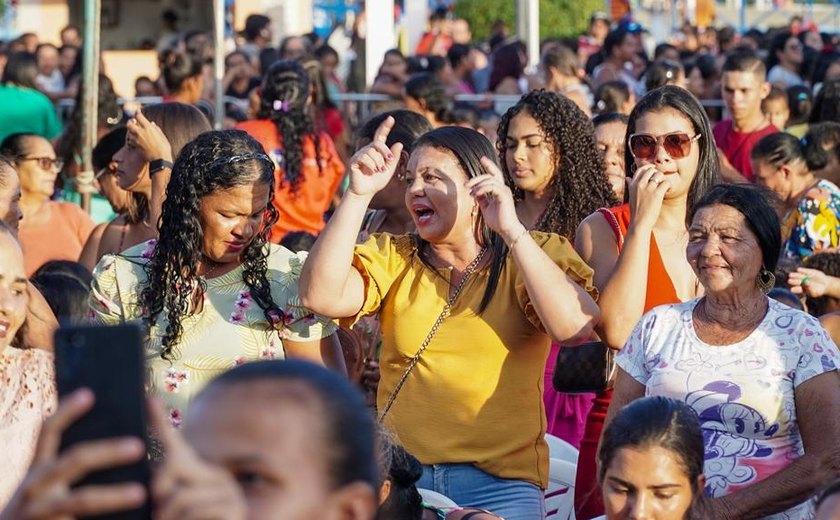 Festa do Dia das Mães reúne multidão, distribui brindes e sorteia prêmios em Traipu