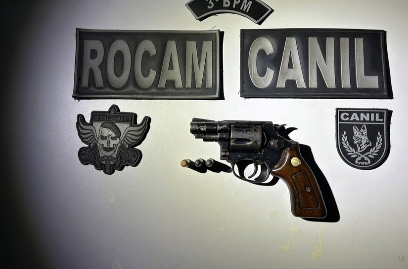 Homem é preso com revólver calibre 38 dentro de adega em Arapiraca