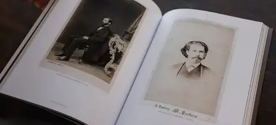 Rio de Janeiro(RJ), 01/10/2025 - Retratos do escritor José de Alencar e do compositor Carlos Gomes no livro