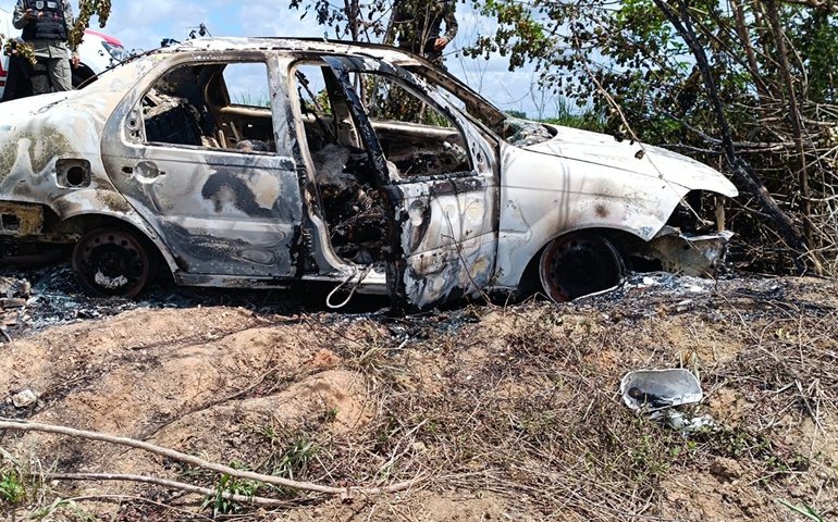 Polícia Militar encontra dois corpos carbonizados em um veículo no Benedito Bentes