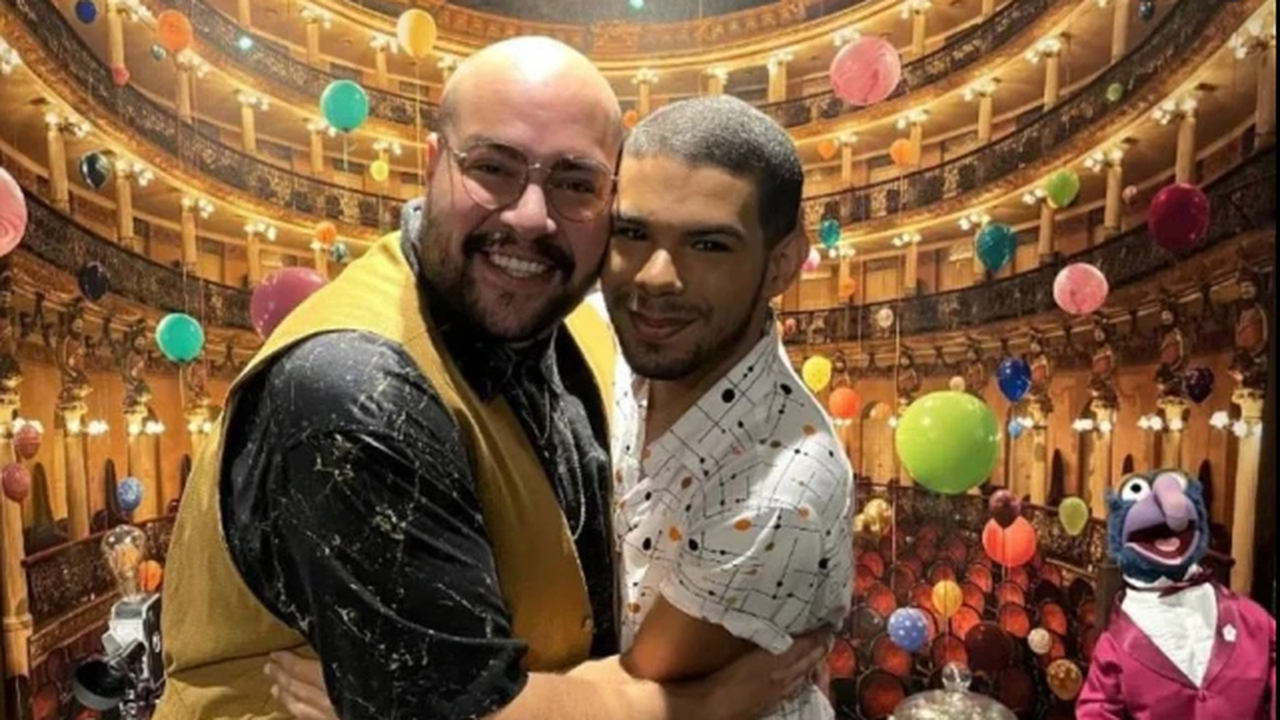 ‘BBB 22’: Abravanel cumpre promessa e leva Vyni para assistir a musical