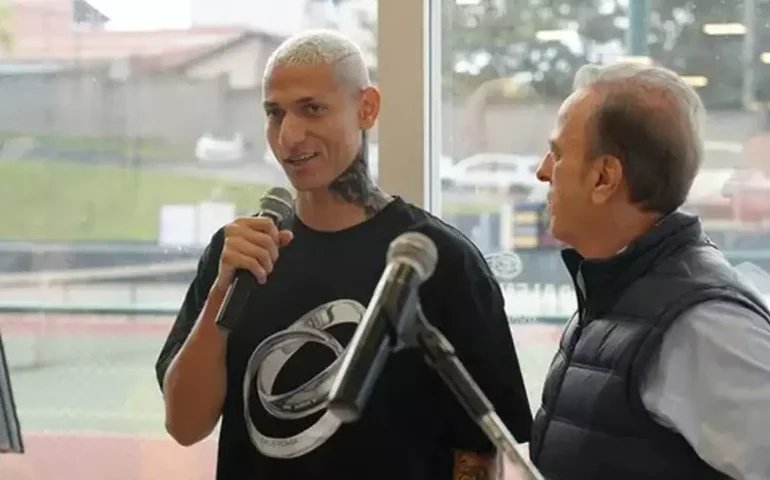 Richarlison visita crianças em hospital de tratamento do câncer no interior de São Paulo