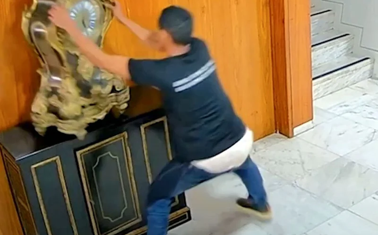 Mecânico que destruiu relógio de Dom João VI é solto sem tornozeleira em MG